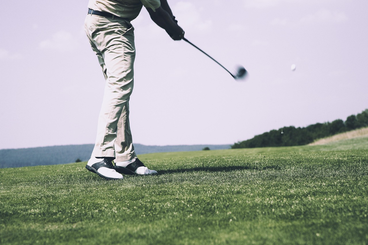 Does Indoor Golf or Outdoor Golf Improve Your Game Faster?